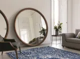Specchio tondo da appoggio con cornice in legno massello Giove di Porada