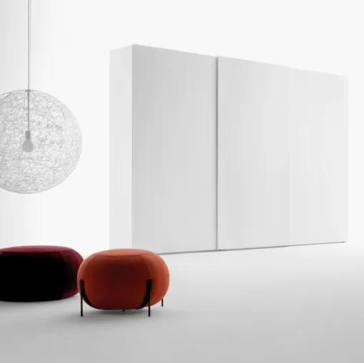 Armadio Freedhome ad ante scorrevoli in laccato bianco opaco con porta TV apribile di Caccaro