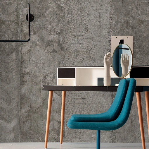 Carta da parati stile industrial Concreto che unisce il cemento al decoro floreale di Inkiostro Bianco