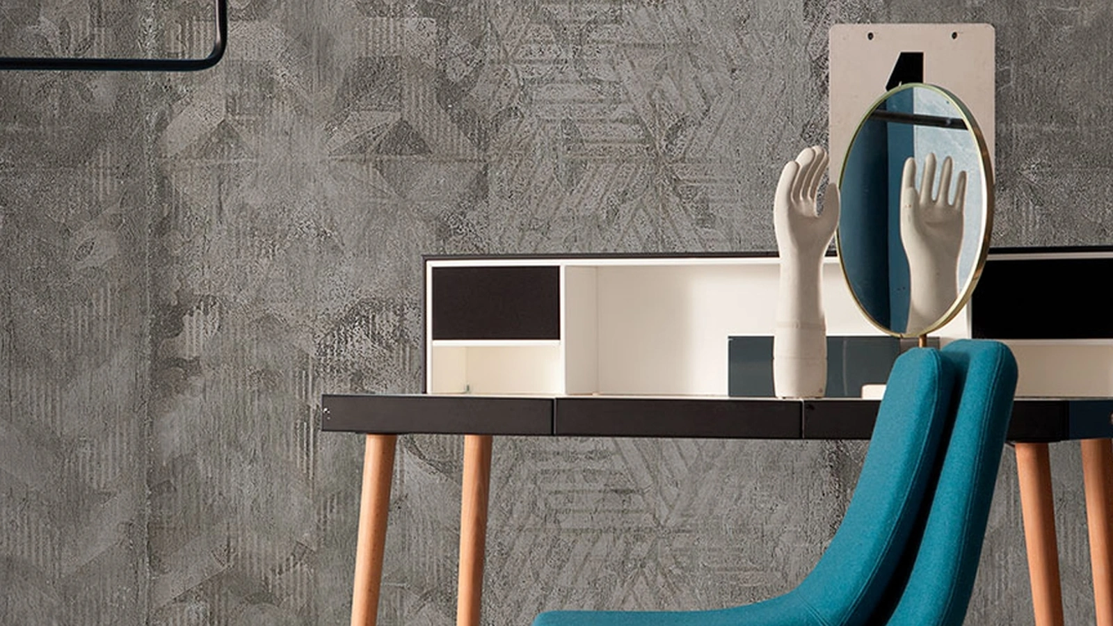 Carta da parati stile industrial Concreto che unisce il cemento al decoro floreale di Inkiostro Bianco