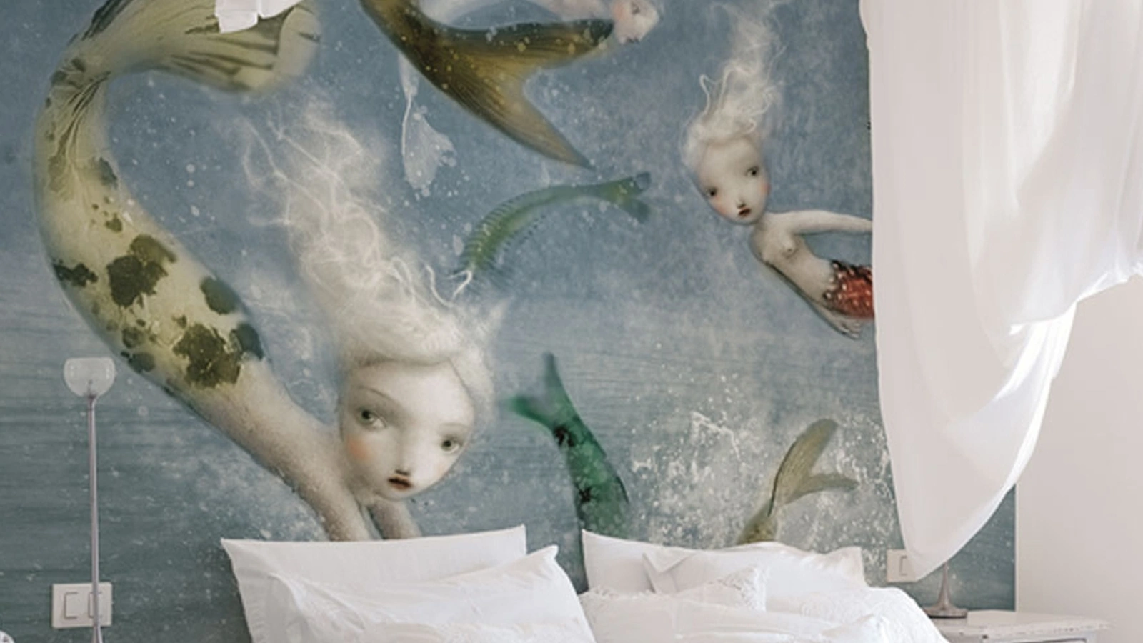 Carta da parati con illustrazione artistica ispirata alle sirene Mermaids di Inkiostro Bianco