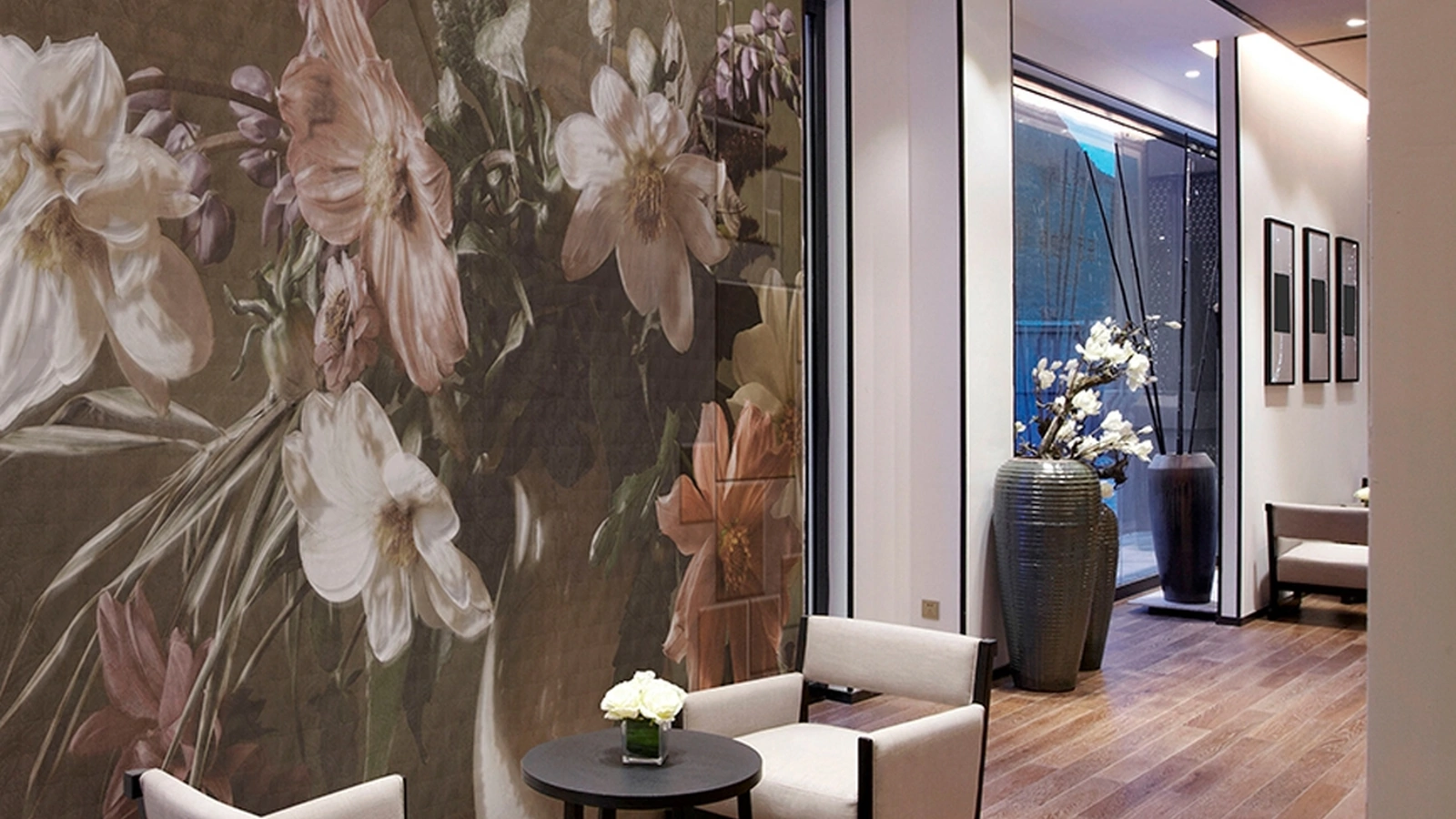 Carta da parati Noblesse Oblige con illustrazione floreale di Inkiostro Bianco