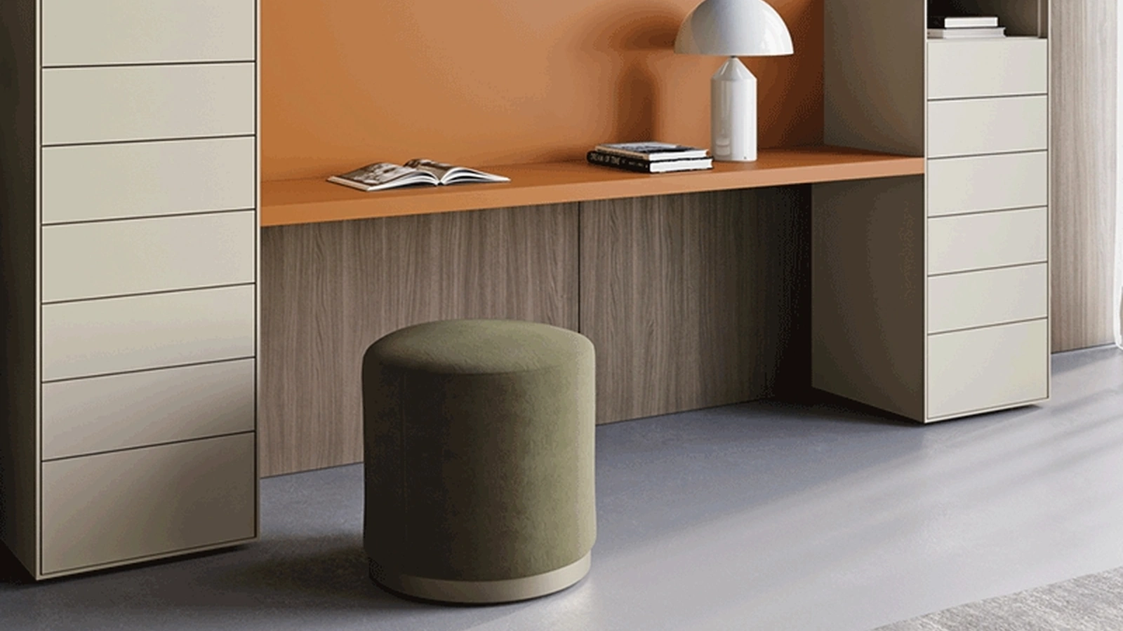 Pouf Besu in tessuto a base tonda in legno finitura ottone anticato di Dall'Agnese