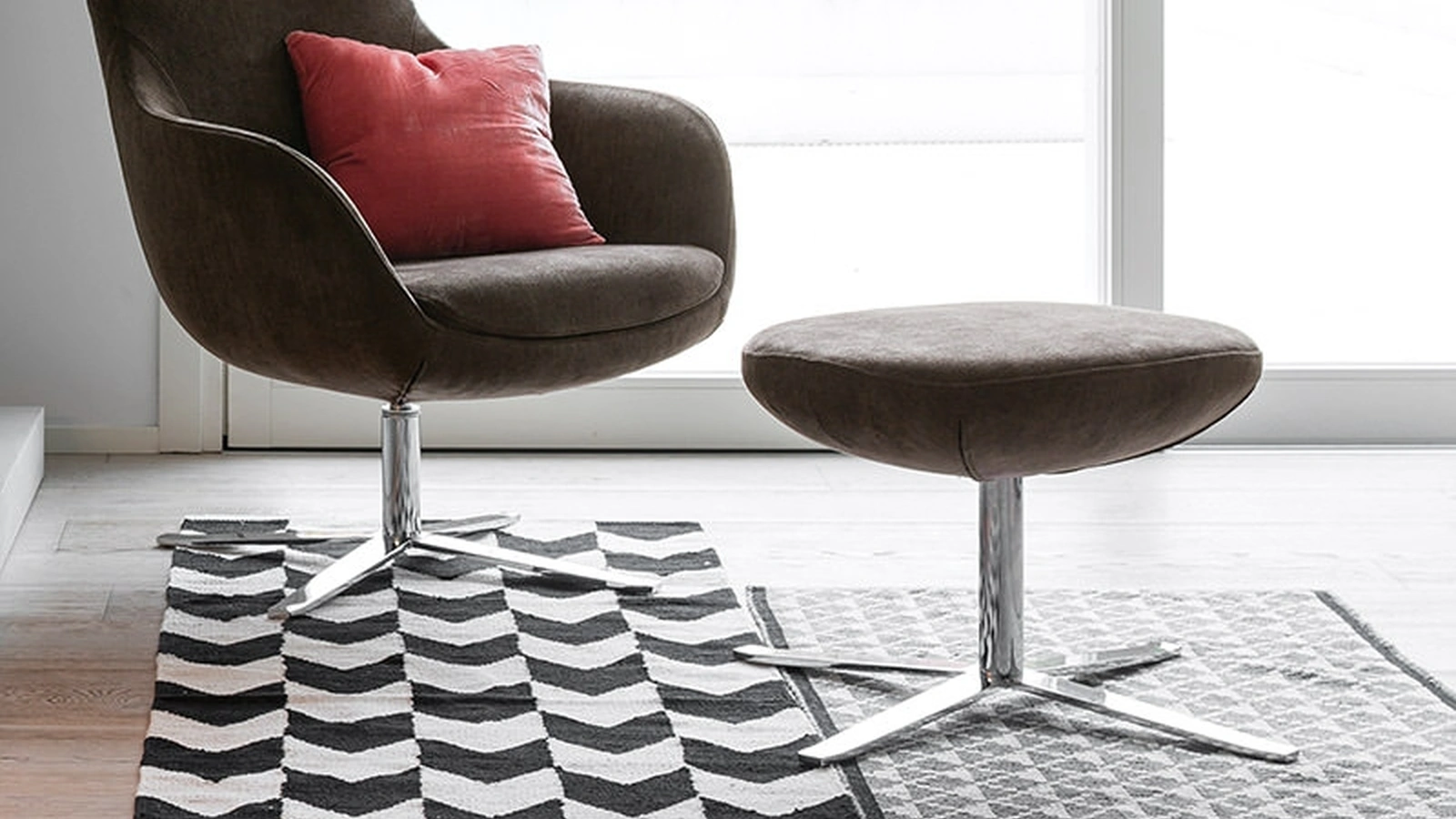 Pouf rotondo Madame in pelle con basamento in acciaio di Dall'Agnese