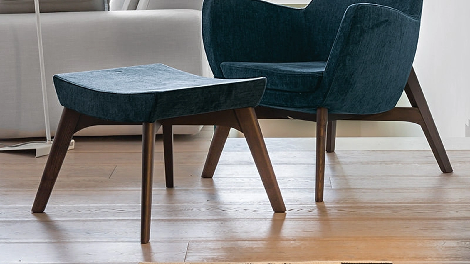 Pouf Vamp in tessuto con basamento in legno di Dall'Agnese