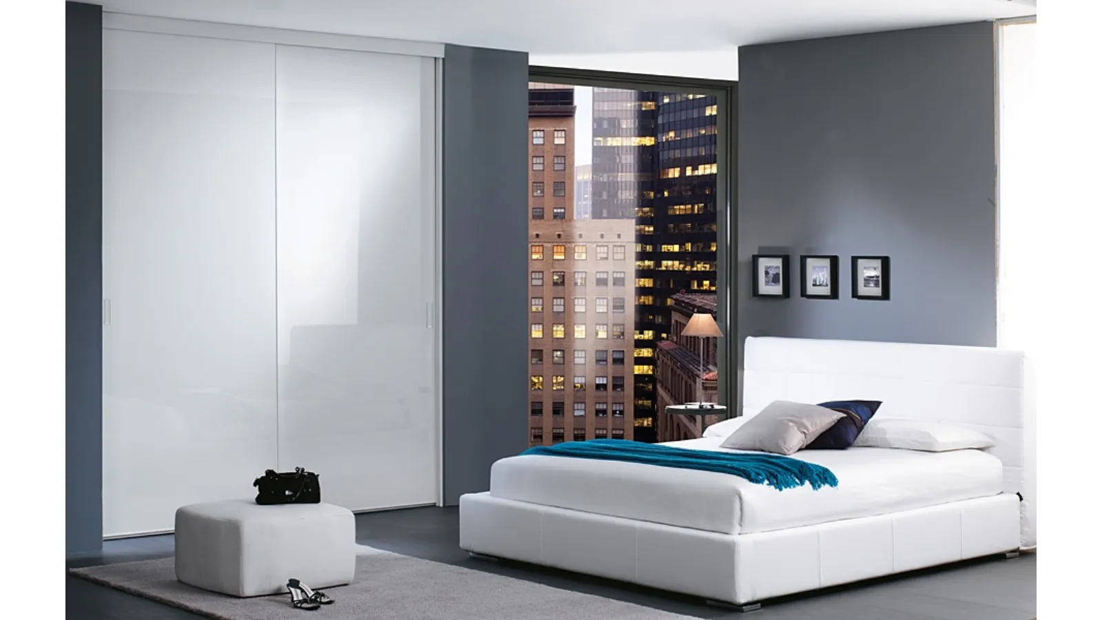 Armadio con Ante Scorrevoli 02 Bianco lucido di Pozzi Armadi