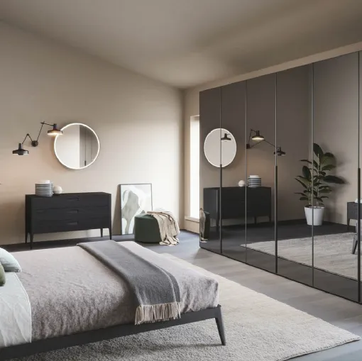 Armadio con 6 ante battenti a specchio Crystal di Novamobili