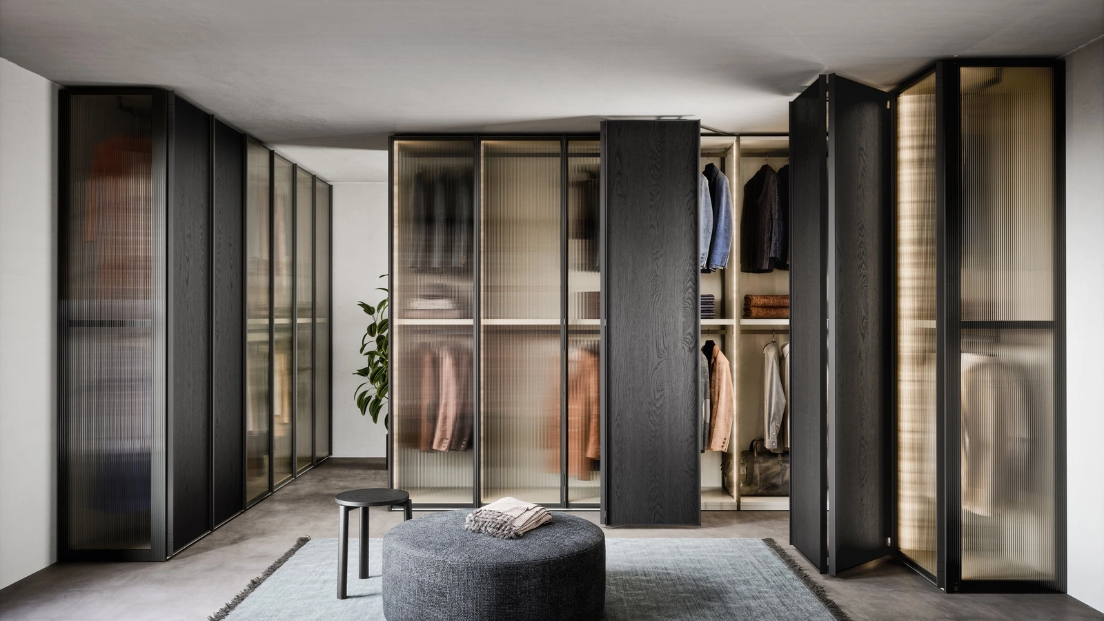 Armadio angolare con ante battenti e a soffietto Perry in vetro e legno di Novamobili