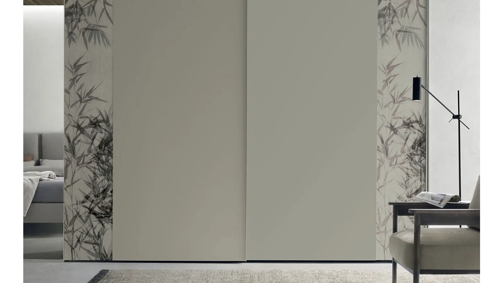 Armadio con ante scorrevoli Strip in laccato con fasce in vetro di Tomasella