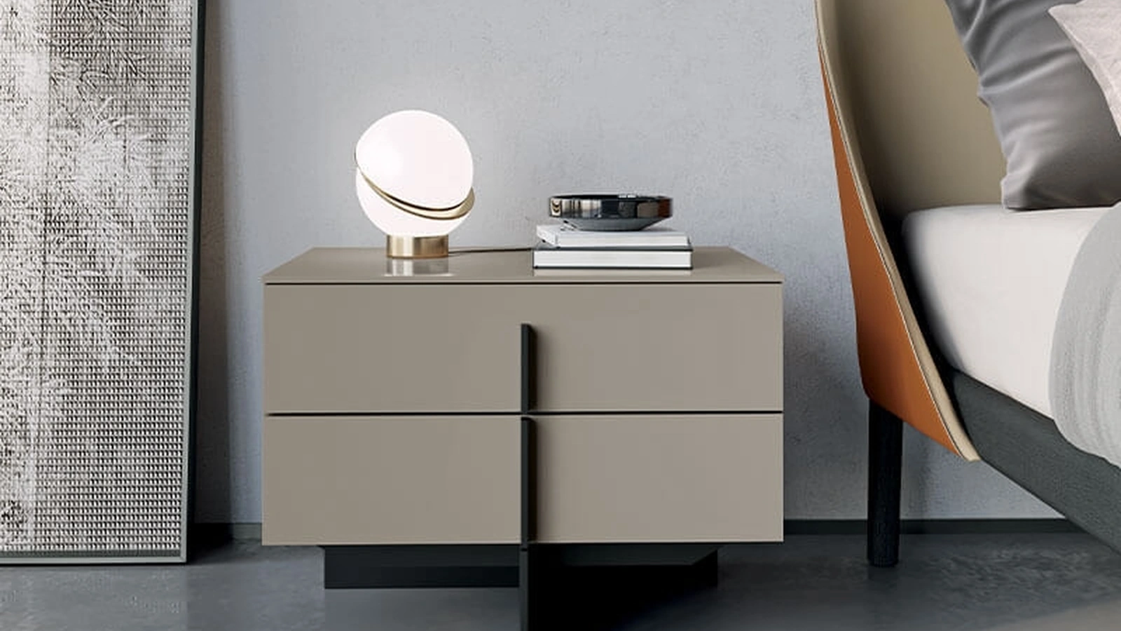 Comodino laccato opaco con basamento in metallo Katana di Dall'Agnese