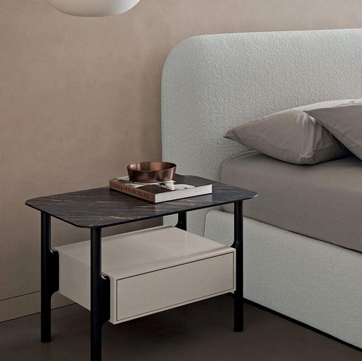 Comodino Tepu laccato opaco con top in gres e struttura in massello di frassino di Dall'Agnese