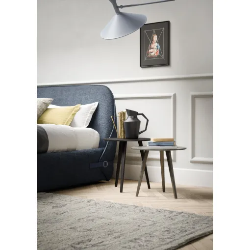 Comodino a tre gambe in laccato opaco Trio di Novamobili