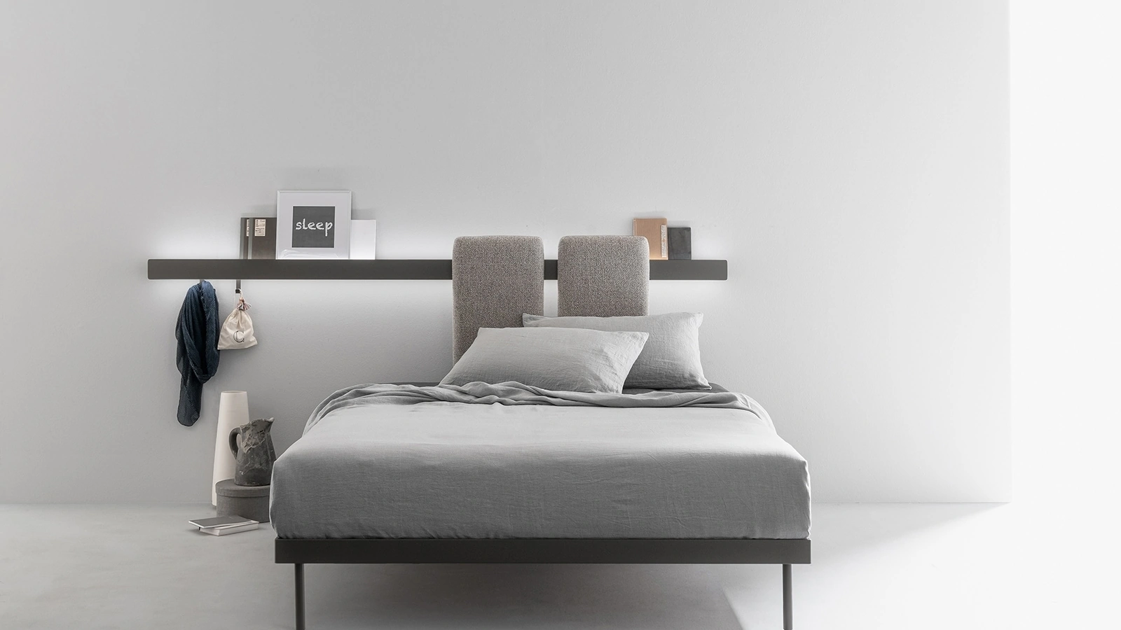 Letto in metallo con pannelli scorrevoli, imbottiti e removibili da agganciare alla barra fissata alla parete Groove Run di Caccaro