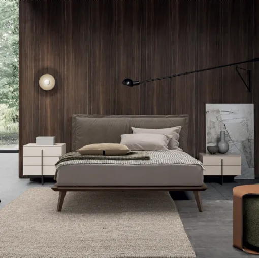 Letto con testiera rivestita in pelle imbottita e giroletto e piedini in legno massello di frassino Morgan di Dall'Agnese