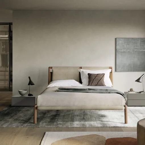 Letto in legno dove i due cuscini in memory della testiera si sovrappongono alla struttura in legno unita da una fascia orizzontale in cuoio Tepu di Dall'Agnese