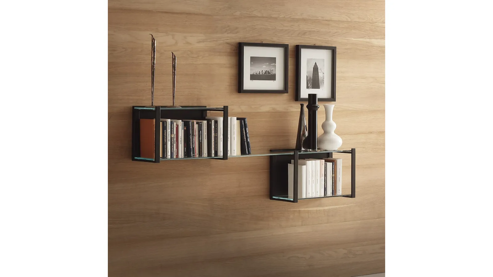 Libreria sospesa Icon 04 in metallo e vetro di Ponti Terenghi