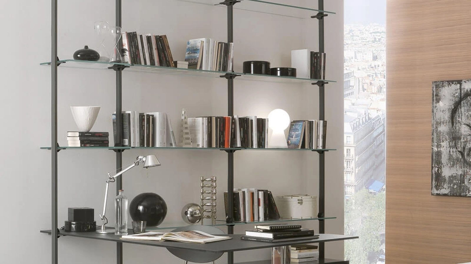 Libreria Liverpool con montanti in metallo e ripiani e scrivania in vetro di Ponti Terenghi