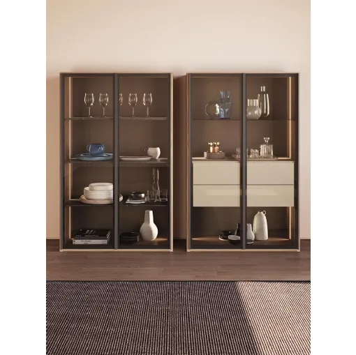 Madia verticale Mood in Noce Canaletto con ante in vetro di Astor Mobili