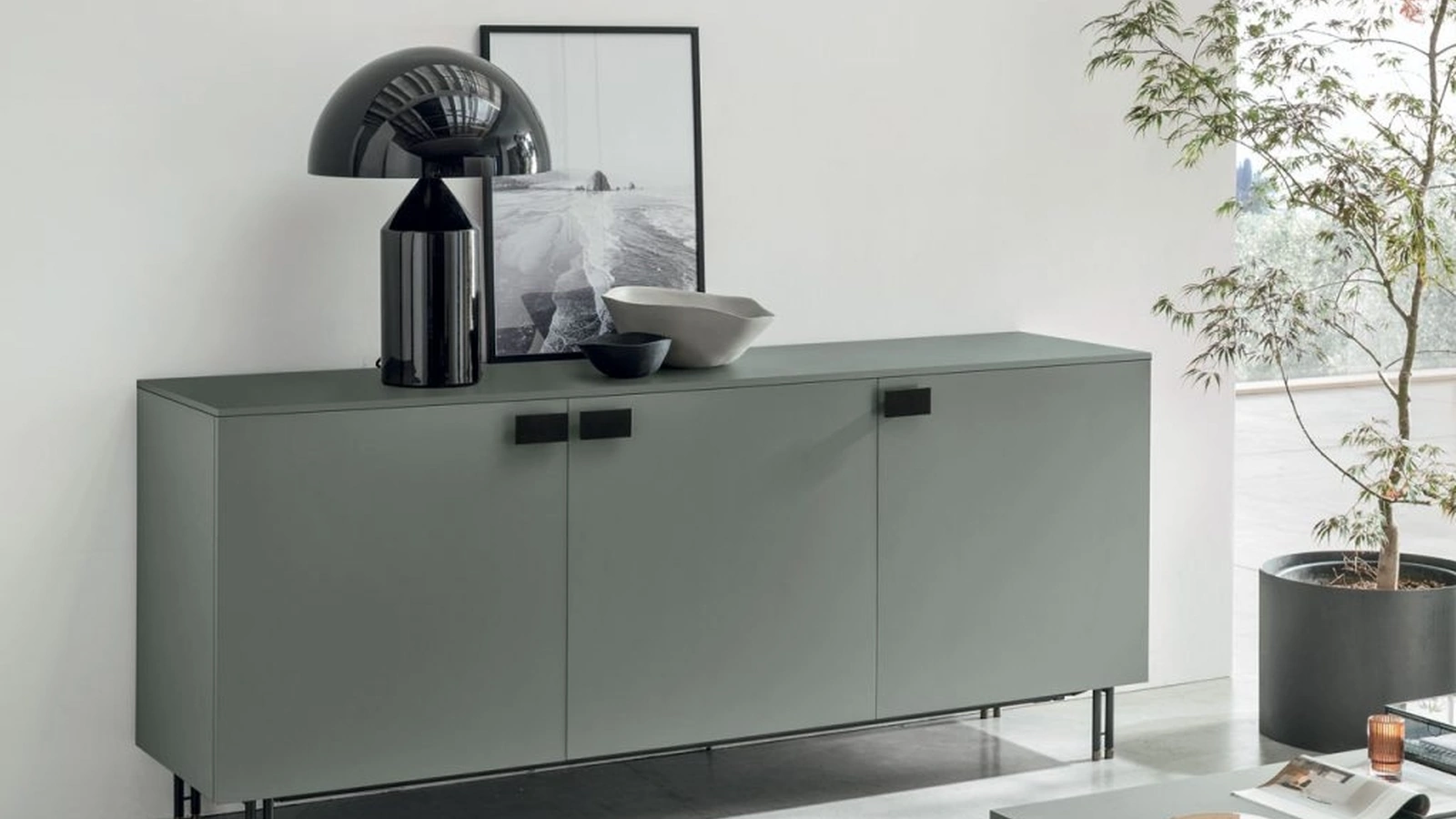 Madia Prometeo in laccato opaco basalto di Tomasella