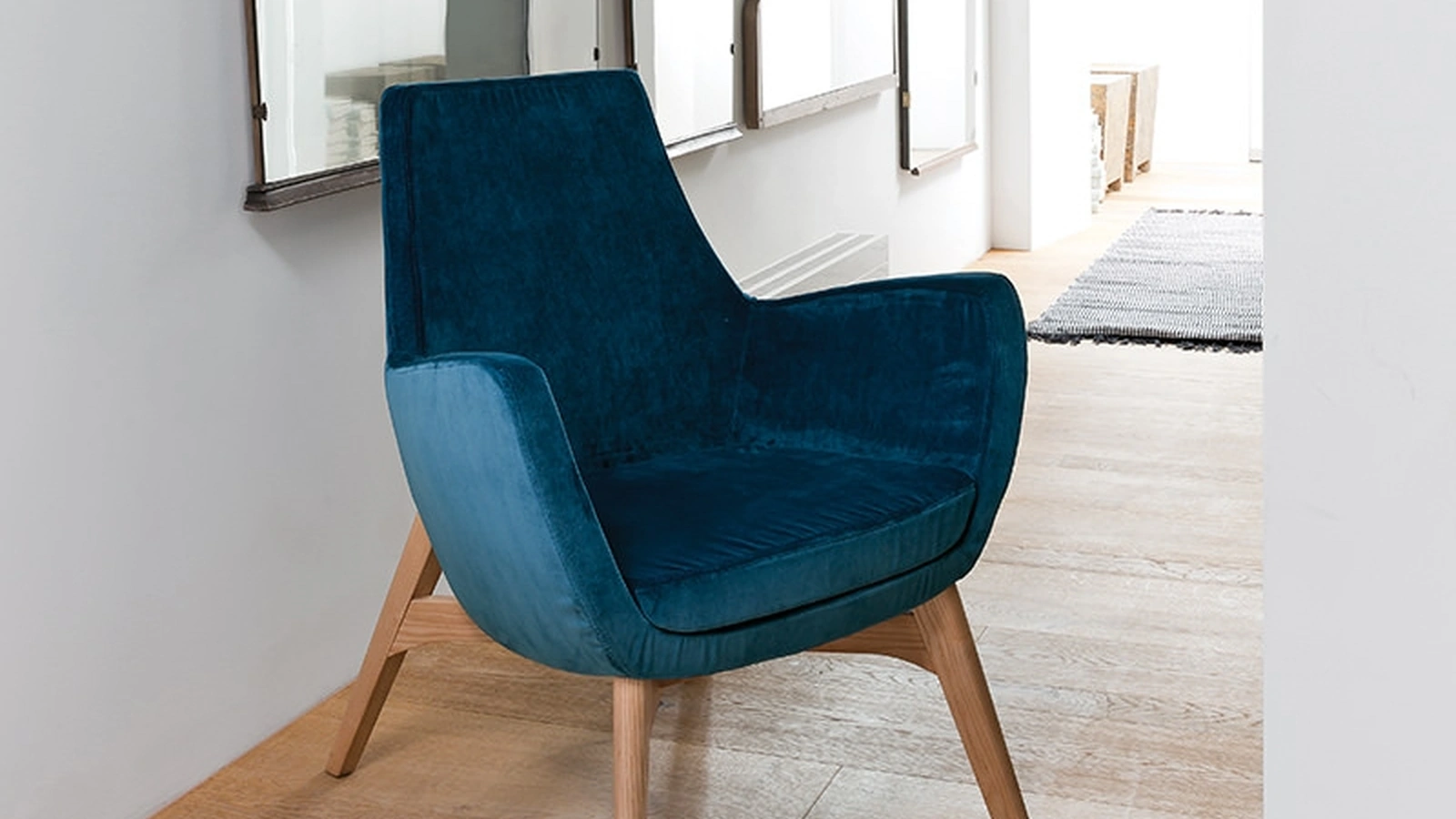 Poltroncina Elly in tessuto con base in legno massiccio di Dall'Agnese