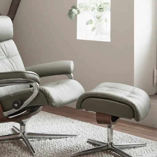 Poltrona reclinabile in pelle con struttura in legno Erik di Stressless