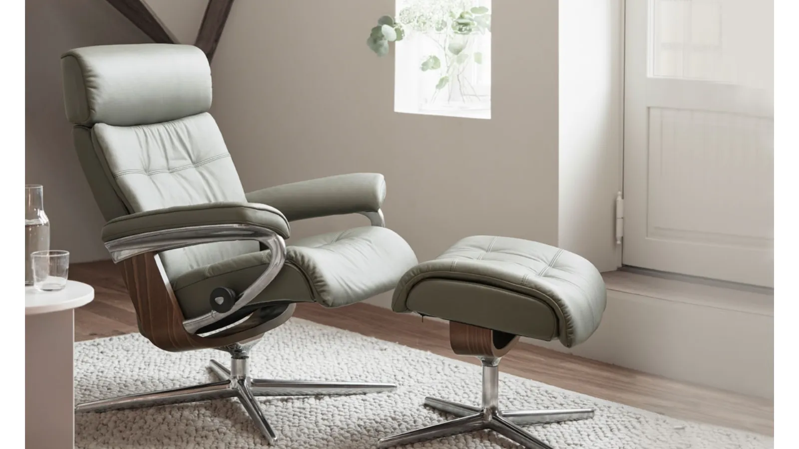 Poltrona reclinabile in pelle con struttura in legno Erik di Stressless