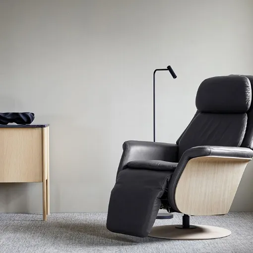 Poltrona relax in pelle con particolari in legno Sam Wood di Stres