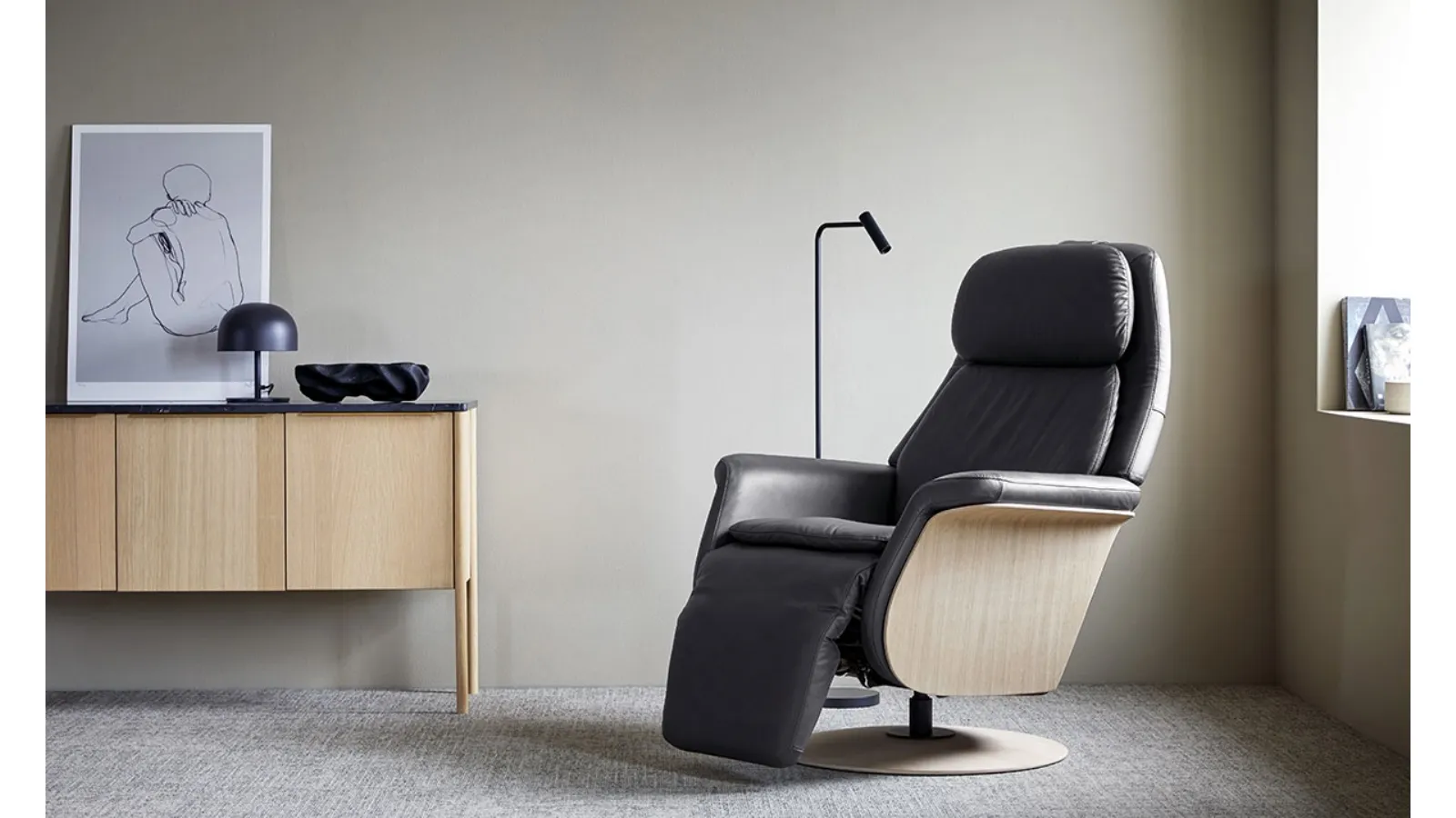 Poltrona relax in pelle con particolari in legno Sam Wood di Stres