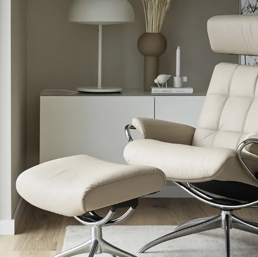 Poltrona in pelle imbottita London con schienale basso trapuntato e poggiatesta Stressless