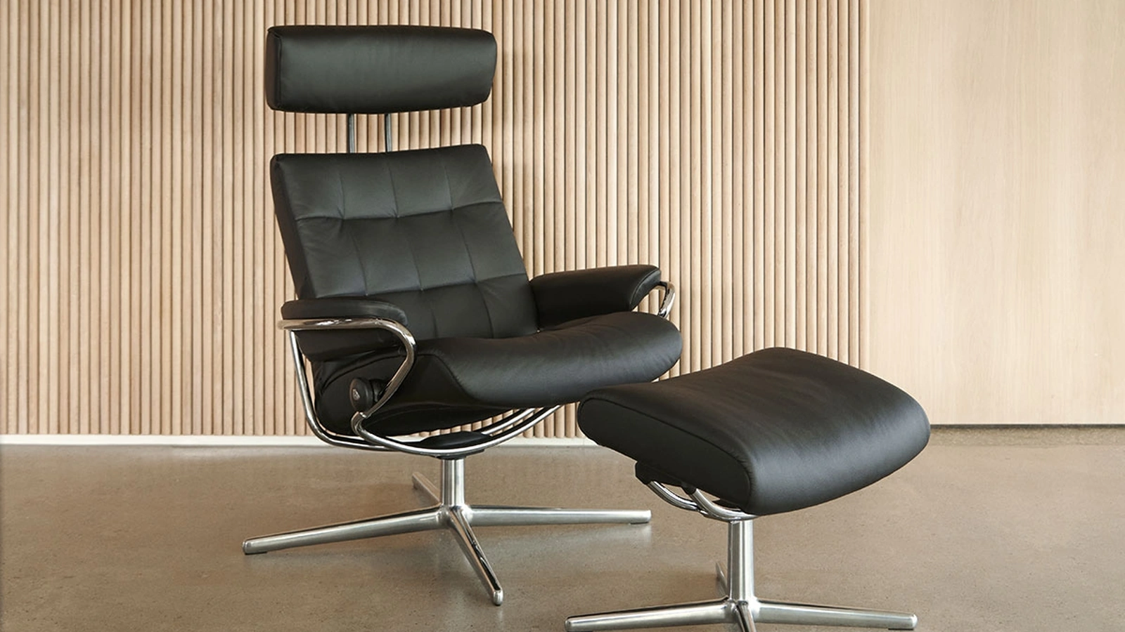 Poltrona in pelle imbottita London con schienale basso trapuntato e poggiatesta Stressless