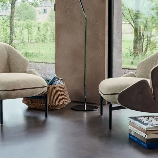 Poltrona in tessuto con piede curvo in alluminio opaco Isabel di Doimo Salotti