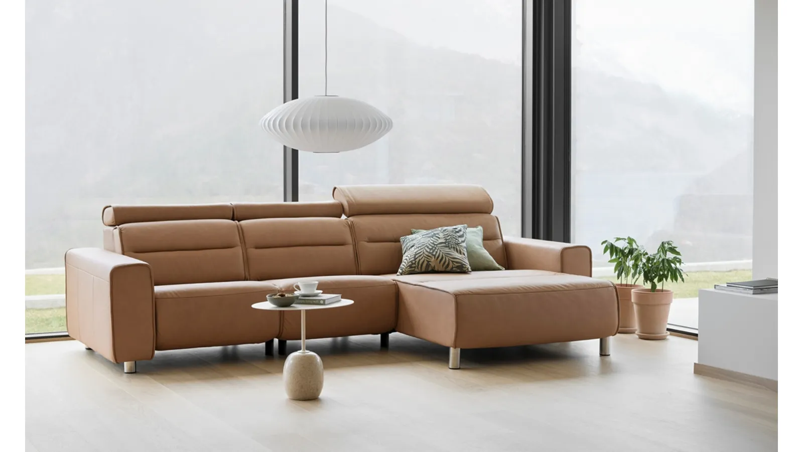 Divano relax in pelle Emily con ampio bracciolo e penisola di Stressless