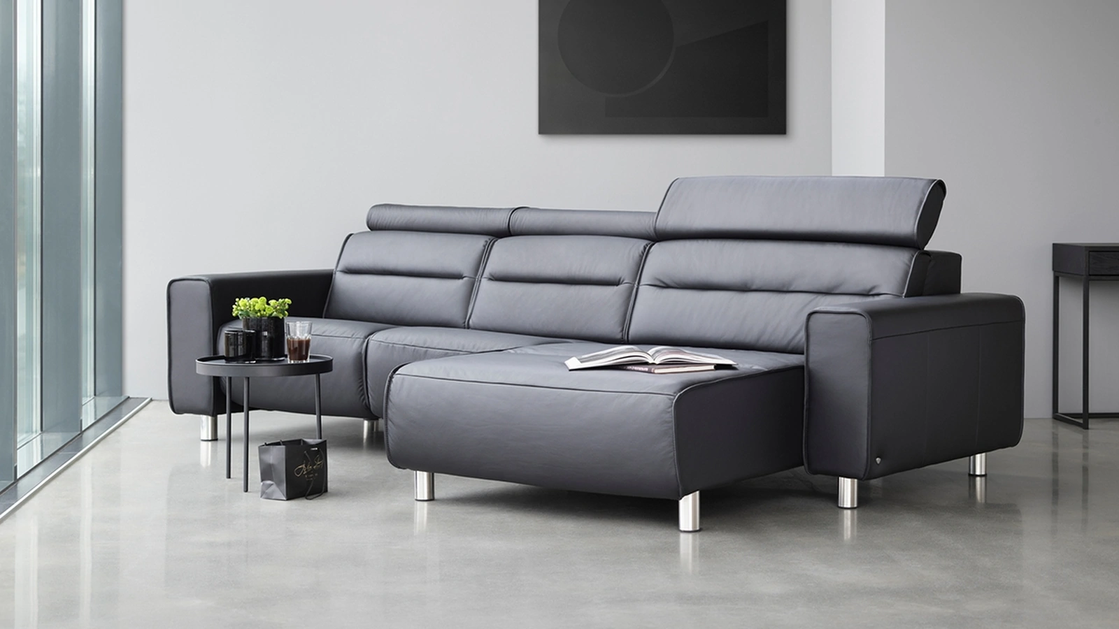 Divano relax in pelle Emily con ampio bracciolo e penisola di Stressless