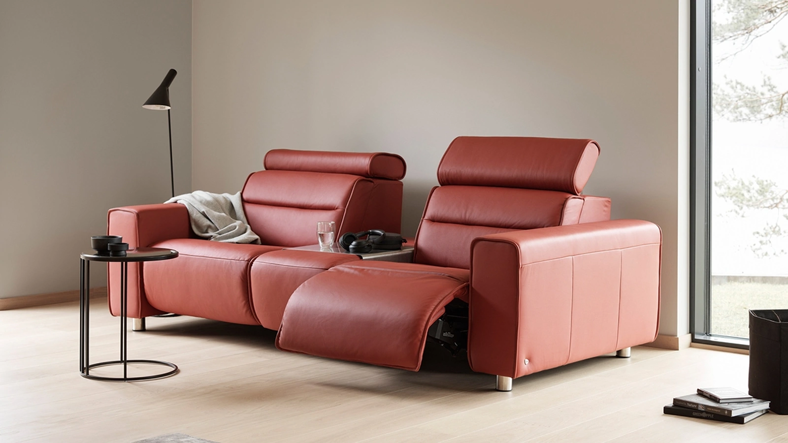 Divano relax in pelle Emily con ampio bracciolo e penisola di Stressless