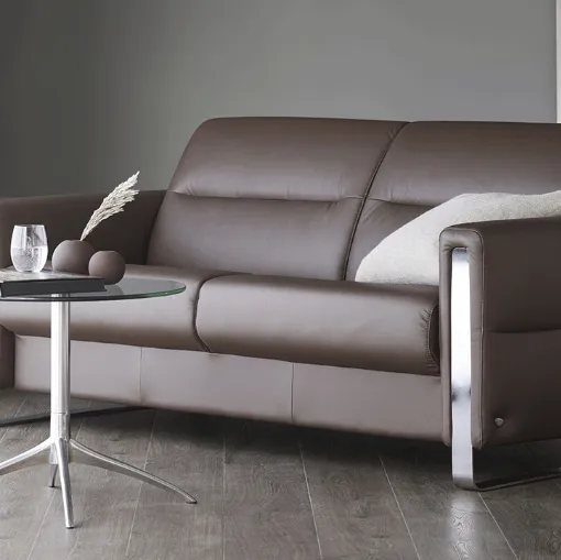Divano lineare in pelle con piedino-bracciolo in metallo Fiona Steel di Stressless
