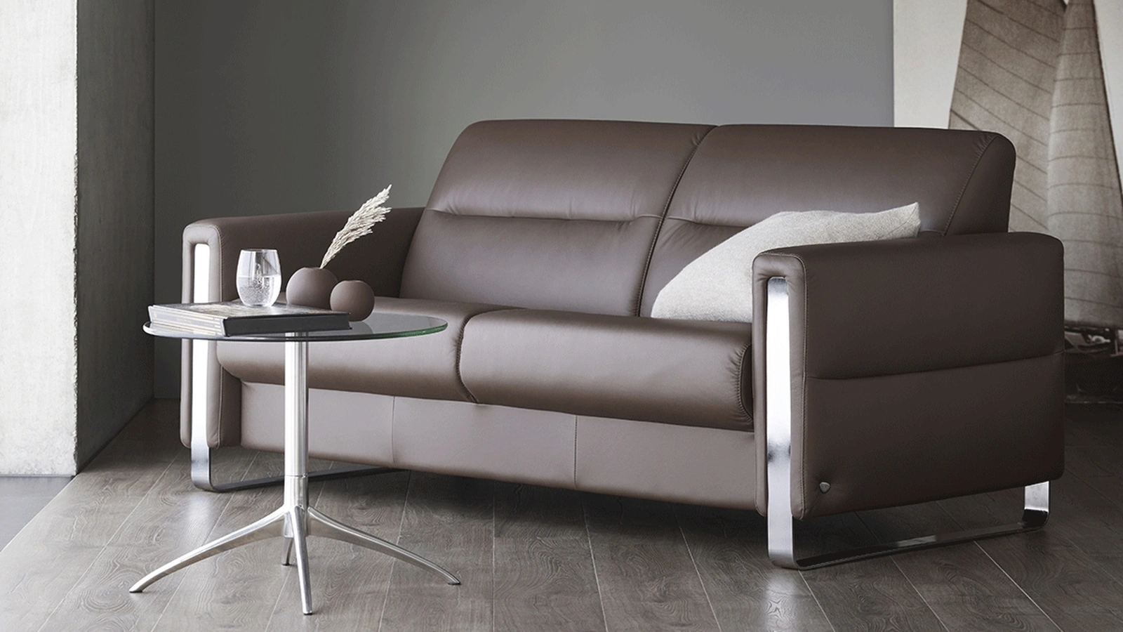 Divano lineare in pelle con piedino-bracciolo in metallo Fiona Steel di Stressless