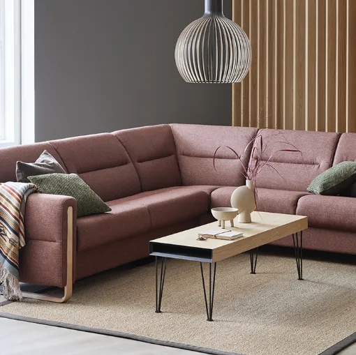 Divano angolare in tessuto con piedino-bracciolo in legno Fiona Wood di Stressless