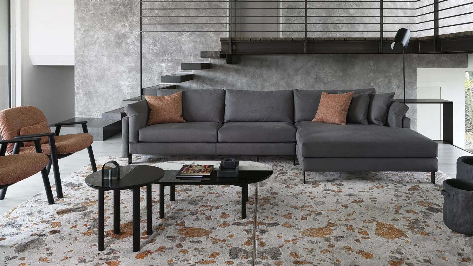 Divano in tessuto con penisola e piedini minimalisti in metallo Meridien di Calligaris