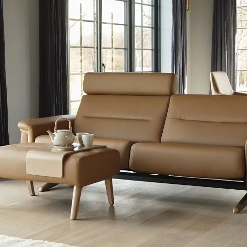 Divano lineare relax rivestito in pelle con poggiatesta reclinabili e struttura in legno Stella Wood di Stressless