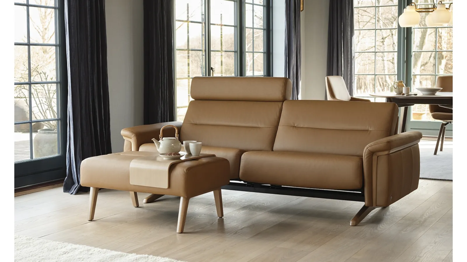 Divano lineare relax rivestito in pelle con poggiatesta reclinabili e struttura in legno Stella Wood di Stressless