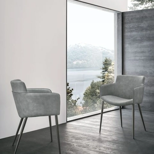 Sedia con braccioli Carol poltroncina in ecopelle vintage con struttura in metallo antracite di Sedit