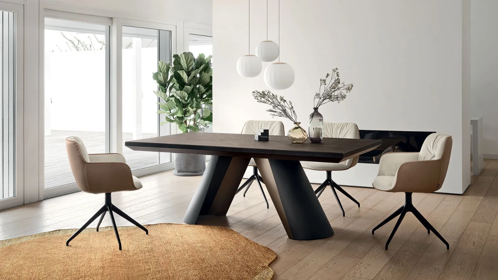 Sedia Cocoon con base girevole in tessuto e pelle di Calligaris