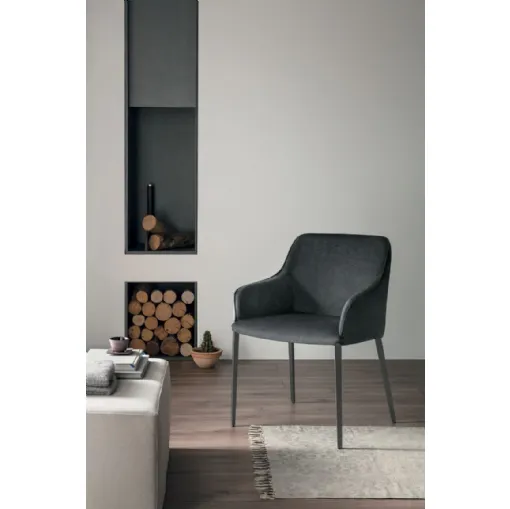 Sedia con braccioli Lilium poltroncina in tessuto con gambe in metallo antracite di Sedit