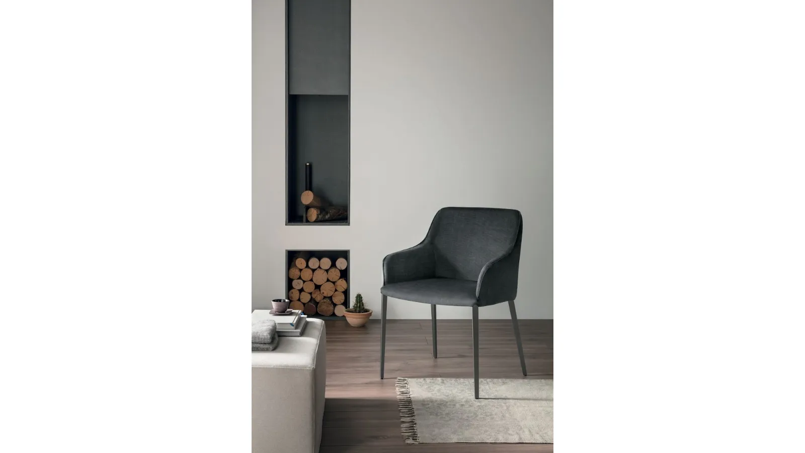 Sedia con braccioli Lilium poltroncina in tessuto con gambe in metallo antracite di Sedit