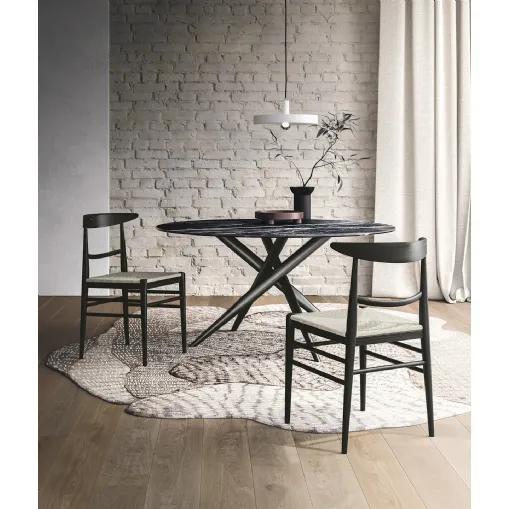 Sedia in frassino tinto carbone e seduta in paglia Louis di Sedit