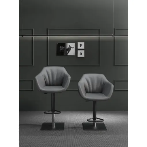 Sgabello in pelle con basamento in metallo Nemo di Ozzio