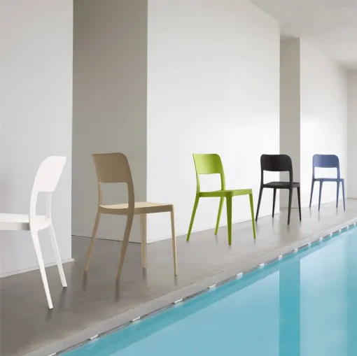 Sedia impilabile in polipropilene Leslie di Ponti Terenghi