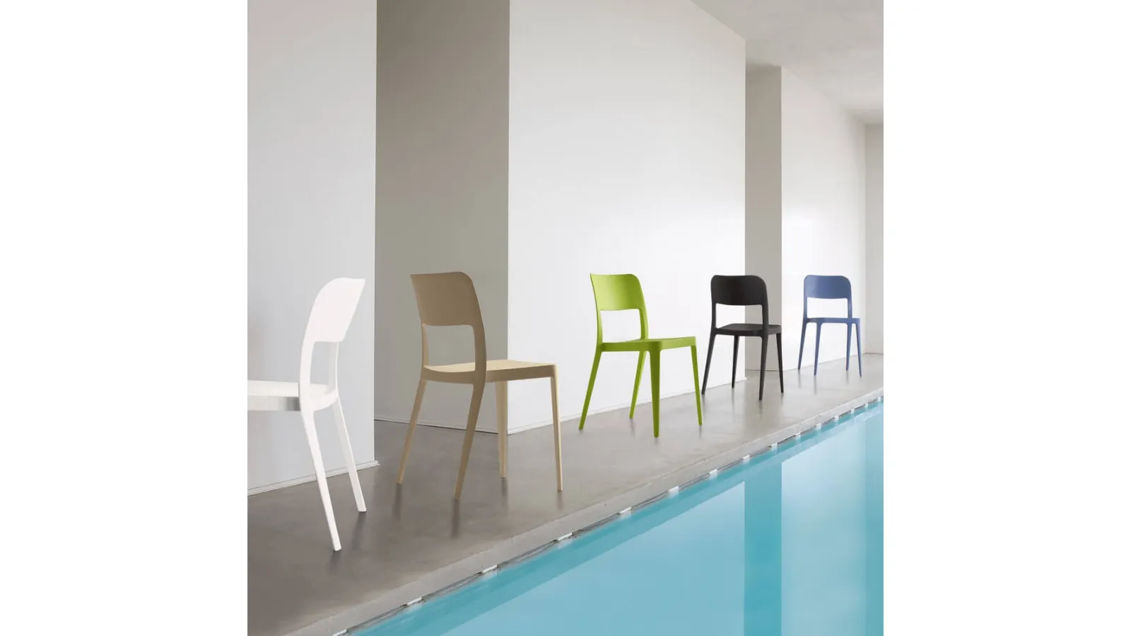 Sedia impilabile in polipropilene Leslie di Ponti Terenghi