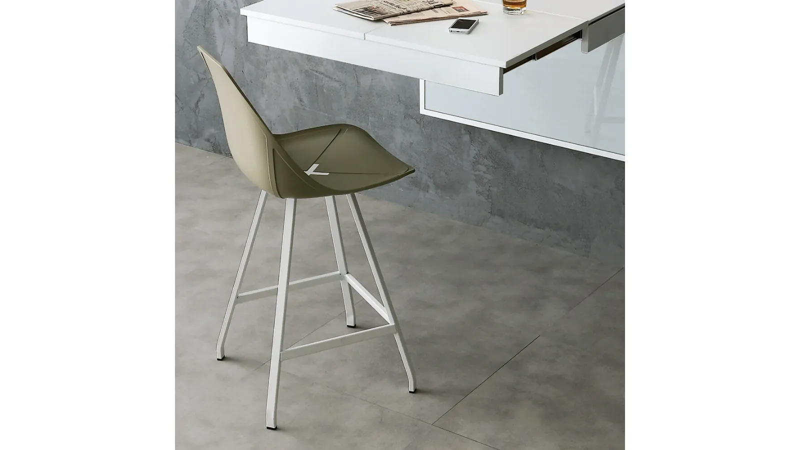 Sgabello in polipropilene e metallo Sam di Ponti Terenghi