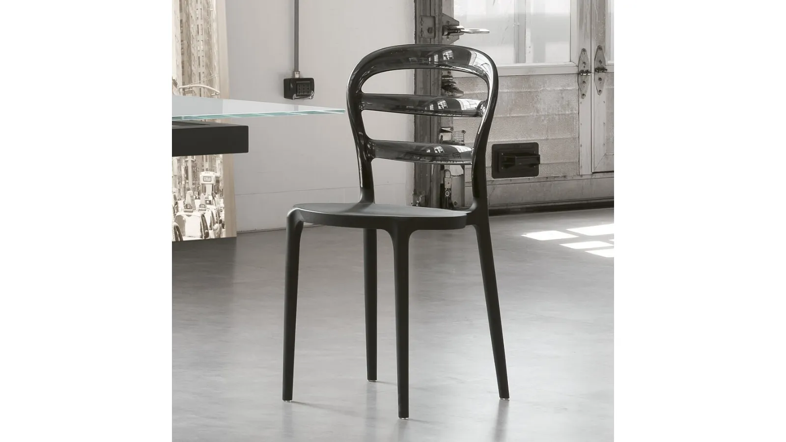 Sedia impilabile in polipropilene e policarbonato Lilly di Ponti Terenghi